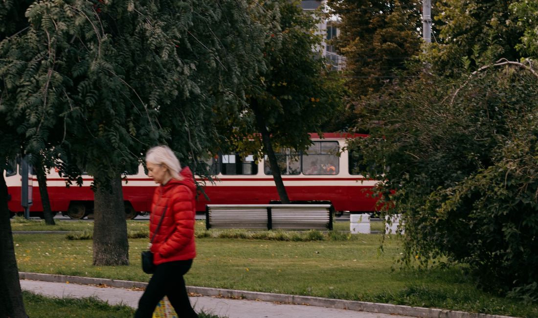 Mulher caminhando em um parque, atividade que ajuda a reduzir a gordura abdominal