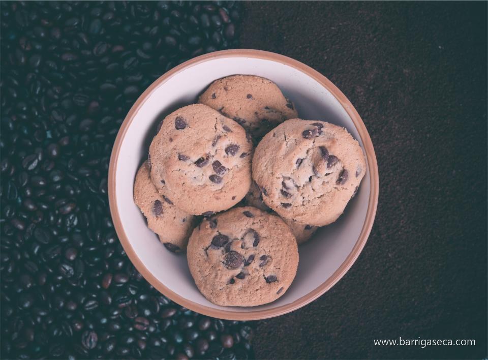 Tigela com biscoitos sobre a mesa