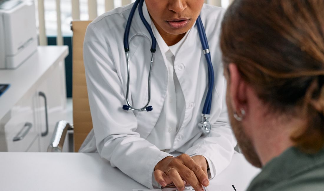 Medica conversando com paciente durante consulta