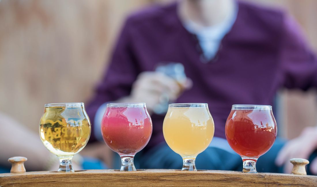 Copos de cerveja sobre mesa de madeira