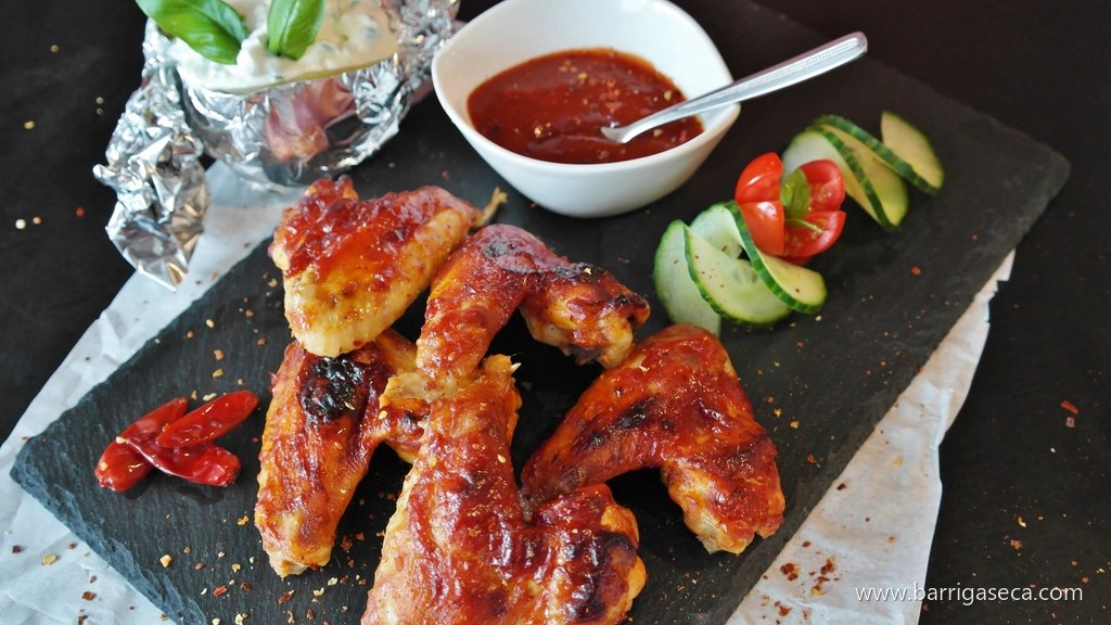 Pedaços de frango assados servidos com molho e legumes