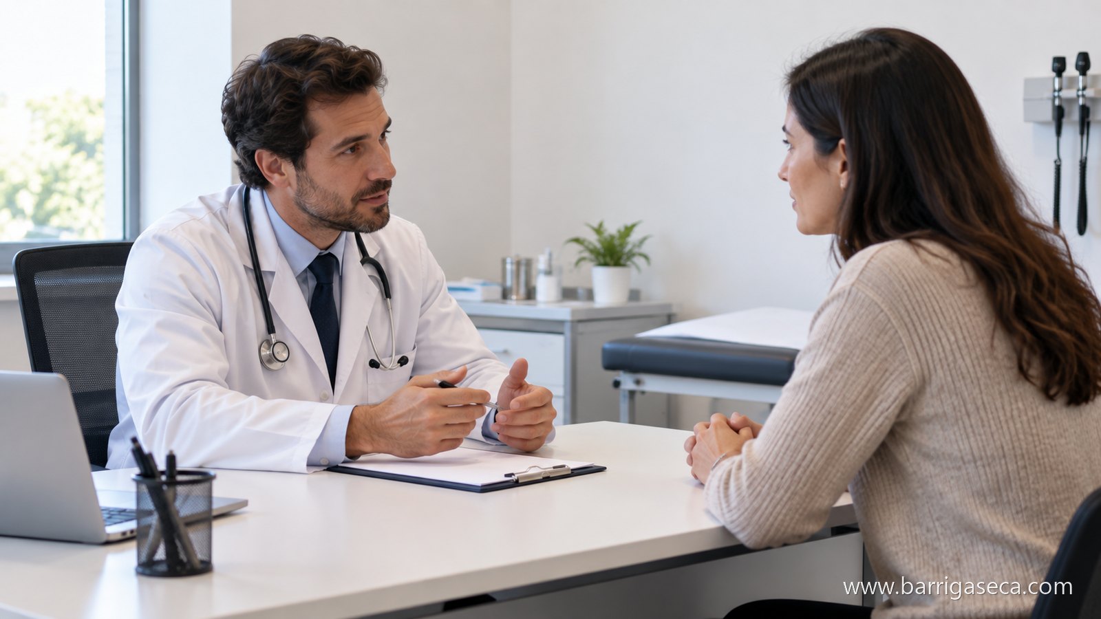 Consulta médica: profissional de saúde a conversar com uma paciente