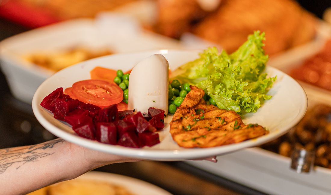 Salada com frango grelhado e vegetais frescos