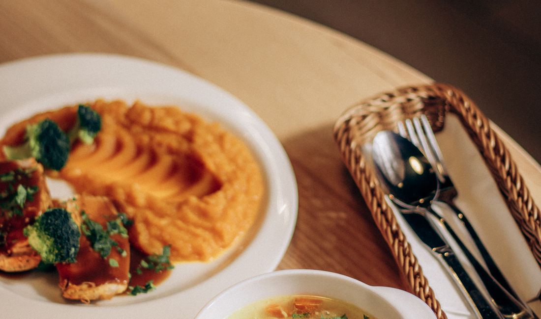 Sopa de legumes com brocolis e batata doce, refeicao leve e rica em fibras