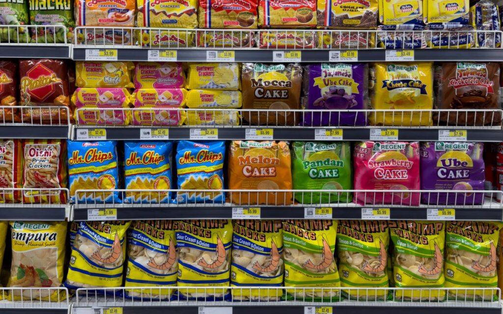 Prateleira de supermercado com variedade de snacks industrializados